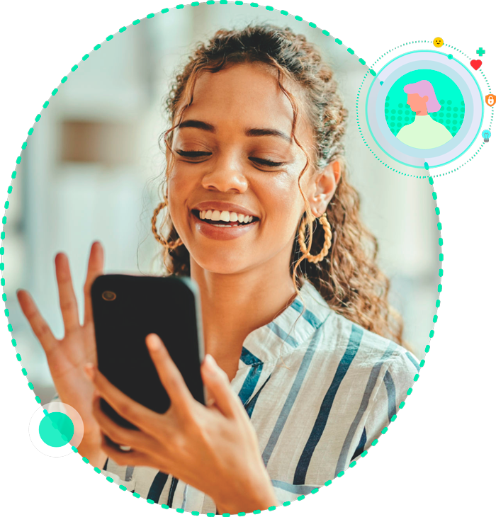 Mulher sorrindo enquanto interage com Liz, assistente de saúde mental por IA, através do celular. Tecnologia acessível para bem-estar e suporte emocional