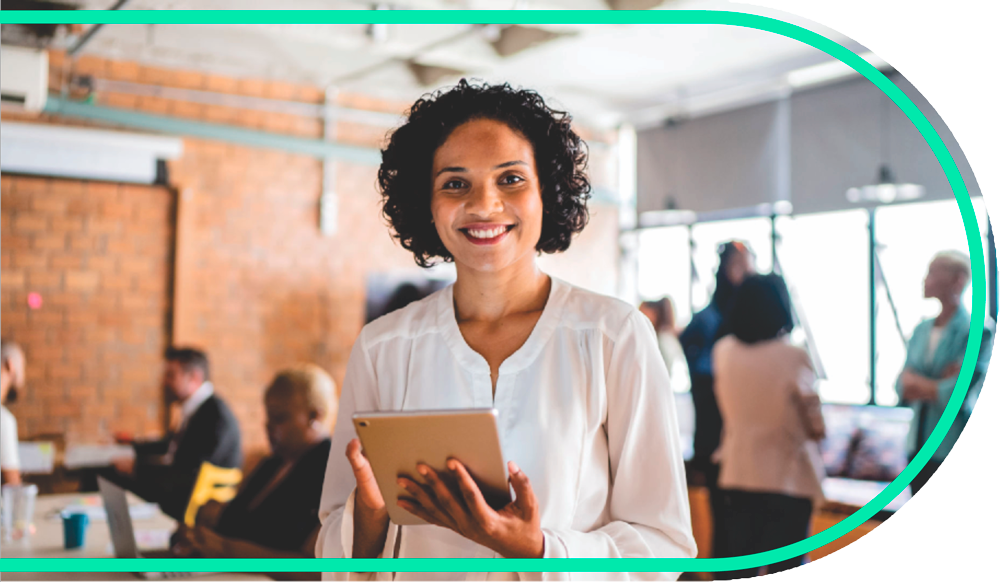Mulher sorrindo com tablet em um ambiente corporativo, representando ações de saúde mental e bem-estar em empresas.